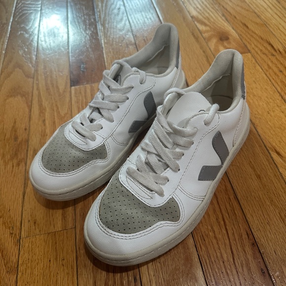 Veja V 10 Leather Sneaker - Picture 2 of 6